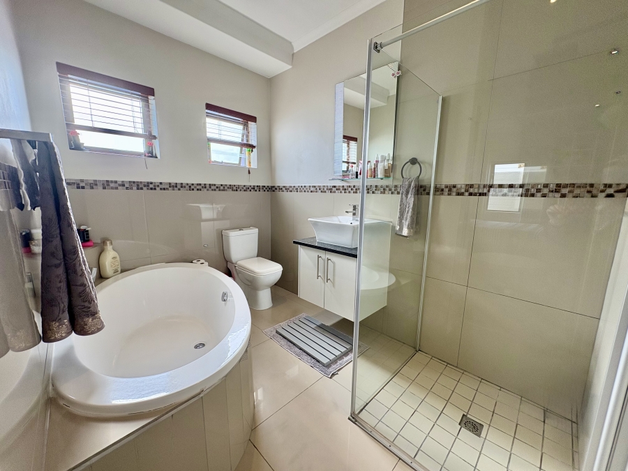 5 Bedroom Property for Sale in Parklands North Western Cape